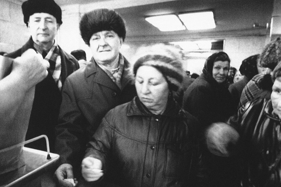Пенсионеры в&nbsp;очереди в&nbsp;продуктовом магазине в&nbsp;Москве, 20 марта 1991 года