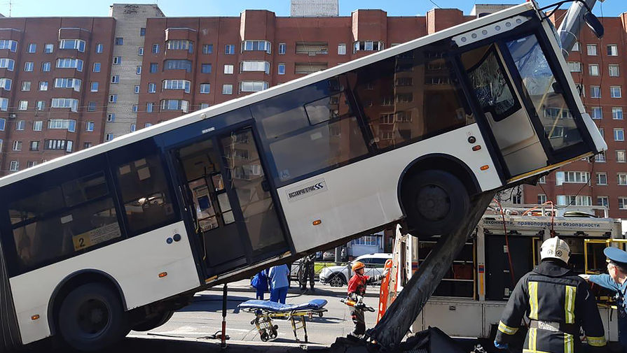 Власти Петербурга рассказали о причине ДТП с автобусом, повисшем на столбе 