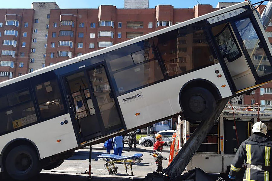 Пассажирский автобус, врезавшийся в&nbsp;столб на&nbsp;Ленинском проспекте в&nbsp;Санкт-Петербурге, 27 мая 2021 года 