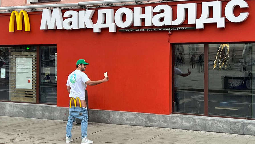 Блогер Сардаров объяснил, зачем оголился перед рестораном McDonalds