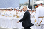 Президент РФ Владимир Путин на Сенатской площади после поздравления участников Главного военно-морского парада в честь Дня Военно-морского флота России, 31 июля 2022 года