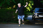 Бывший премьер-министр Великобритании Борис Джонсон на утренней пробежке в Брайтуэлл-камм-Сотвелл, 15 июня 2023 года