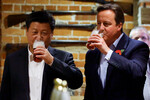 Премьер-министр Великобритании Дэвид Кэмерон с лидером КНР Си Цзиньпином пьют пиво в английском пабе в окрестностях Лондона, 2015 год