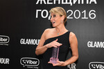 Юлия Высоцкая, получившая награду в номинации «Женщина года», на церемонии вручения премии «Женщина года» по версии журнала Glamour в «Геликон-опере» в Москве, 2016 год