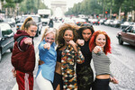 Виктория Бекхэм (вторая справа) и группа Spice Girls в Париже, 1996 год