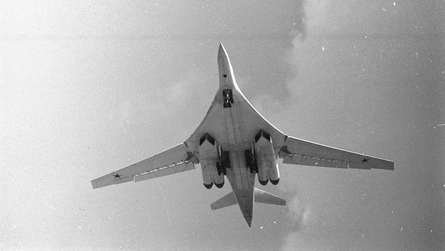 Стратегический ракетоносец-бомбардировщик Ту-160 с изменяющейся стреловидностью крыла на авиационном шоу в Жуковском, 1991 год