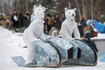 Участники состязаний на самодельных санях «Новаторские гонки», проходящих на Воробьевых горах в Москве