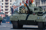 Танк Т-14 «Армата» на генеральной репетиции военного парада в Москве, 7 мая 2017 года 