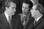 Президент США Ричард Никсон и генеральный секретарь ЦК КПСС Леонид Брежнев после подписания соглашения о сотрудничестве СССР и США в исследовании и использовании космического пространства в мирных целях, 24 мая 1972 года