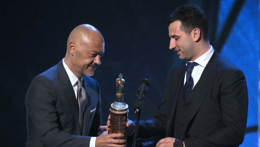 Федор Бондарчук (слева) вручает Роману Ротенбергу на гала-вечере КХЛ приз как лучшему генеральному менеджеру