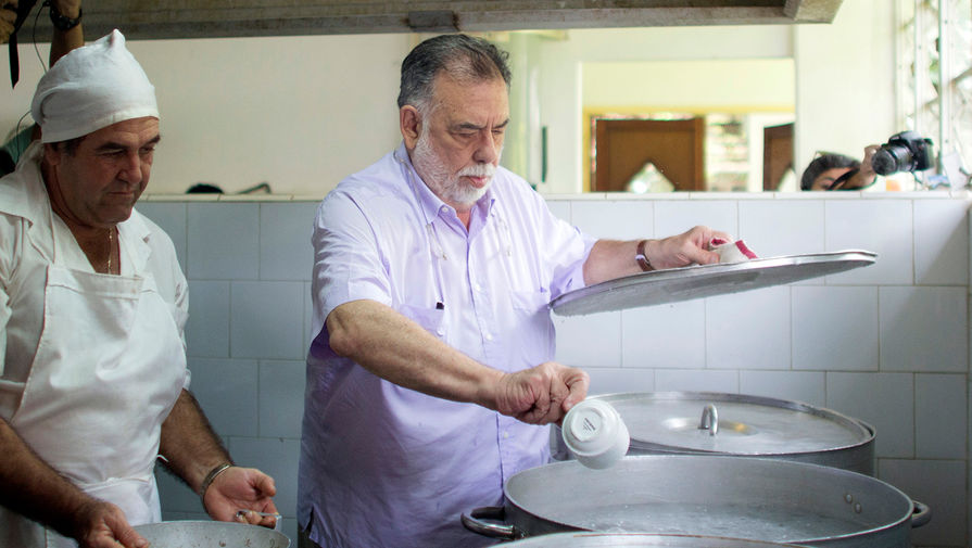 Американский режиссер Фрэнсис Форд Коппола готовит пасту на кухне Международной школы кино и телевидения (EICTV) в Сан-Антонио-де-лос-Баньос, Куба