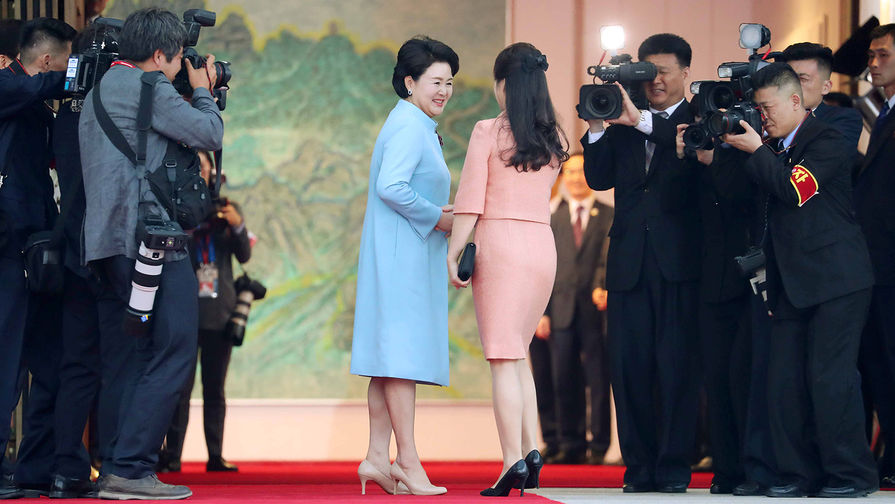 Первые леди КНДР и Южной Кореи Ли Соль Чжу и Ким Джонсук во время встречи в&nbsp;демилитаризованной зоне, 27 апреля 2018 года