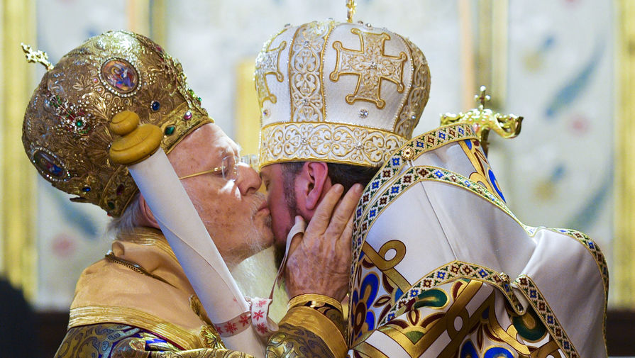 Вселенский патриарх Православной церкви Варфоломей I целует главу УПЦ митрополита Епифания, 5 января 2019 года