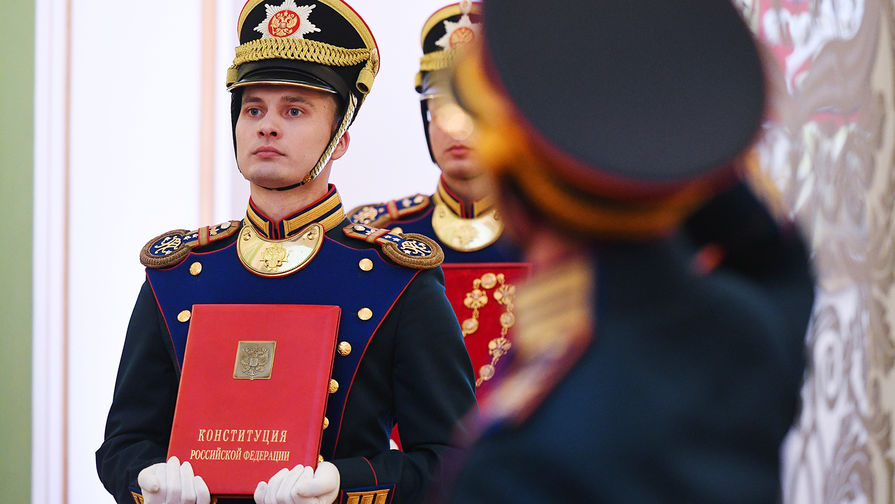 Солдаты Президентского полка со специальным экземпляром российской Конституции во время церемонии инаугурации президента Владимира Путина в Кремле, май 2018 года