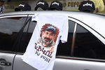 Автомобиль с футболкой с портретом главы фракции «Елк», руководителем оппозиционного движения Никола Пашиняна и головными уборами в Ереване, май 2018 года