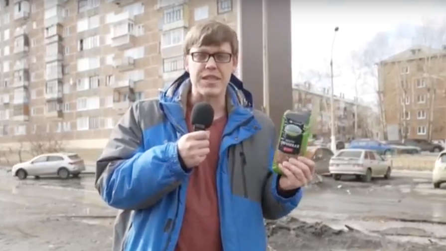 В Братске блогер попытался заделать яму на дороге с помощью гречки