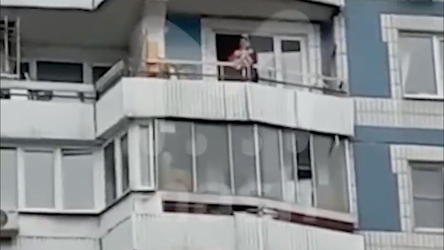 Соседи мужчины, угрожавшего сбросить дочь с балкона в Новокосине, пытались спасти ее натянутыми одеялами