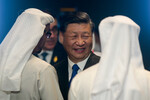 Президент Китая Си Цзиньпин (в центре) беседует с президентом ОАЭ шейхом Мухаммадедом ибн Заидом Аль Нахайяном во время саммита лидеров G20 в Нуса-Дуа, Бали, Индонезия, 15 ноября 2022 года