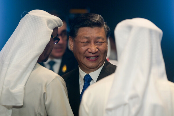 Президент Китая Си Цзиньпин (в центре) беседует с&nbsp;президентом ОАЭ шейхом Мухаммадедом ибн Заидом Аль Нахайяном во время саммита лидеров G20 в&nbsp;Нуса-Дуа, Бали, Индонезия, 15&nbsp;ноября 2022&nbsp;года