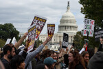 Пропалестинские протестующие возле здания Капитолия США в Вашингтоне, 18 октября 2023 года