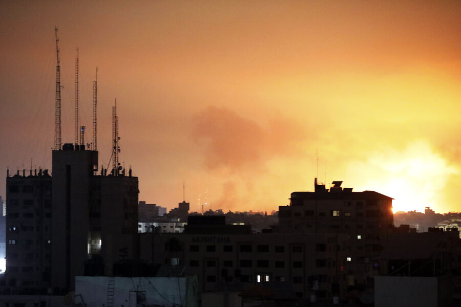 Взрывы от авиаударов армии Израиля на севере сектора Газа, 27 октября 2023 года