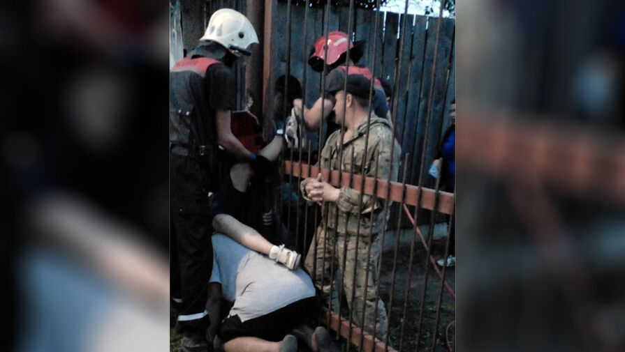 В Костроме ребенок повис на заборе со штырем в ноге