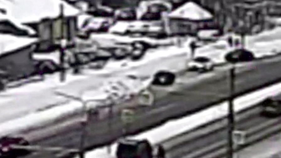 Видео: в Карелии микроавтобус на большой скорости снес женщину