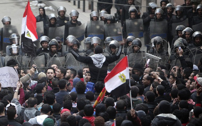 Не менее 668&nbsp;человек пострадали в&nbsp;Каире, где по&nbsp;призыву футбольных ультрас на&nbsp;улицы вышли тысячи человек.
