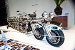 Коллекция «креативные и любопытные» объединила в себе несколько совершенно необыкновенных экземпляров тюнинга. Например – невероятно длинный мотоцикл Harley-Davidson с 10 сидениями и двигателями от 7 разных моделей.