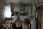 Пенсионерка Наталья Коваленко на своей кухне. 