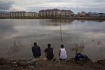 Рабочие-мигранты из Еревана рыбачат у Олимпийского парка в Адлере