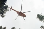 Крушение российского вертолета с продовольствием для осажденного города Ткварчели. На снимке: спасатели эвакуируют тела погибших летчиков