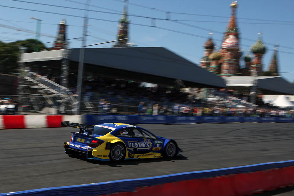 Во время показательных заездов участников Moscow City Racing