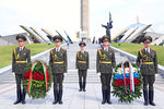 По всему маршруту участники автопробега останавливались
у памятников, посвященных ВОВ, где возлагали цветы и отдавали почести героям войны. Одна из самых масштабных церемоний возложения цветов состоялось в Минске