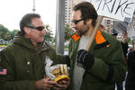 Дэвид Духовны и Робин Уильямс во время забастовки сценаристов в 2007 году в Нью-Йорке

