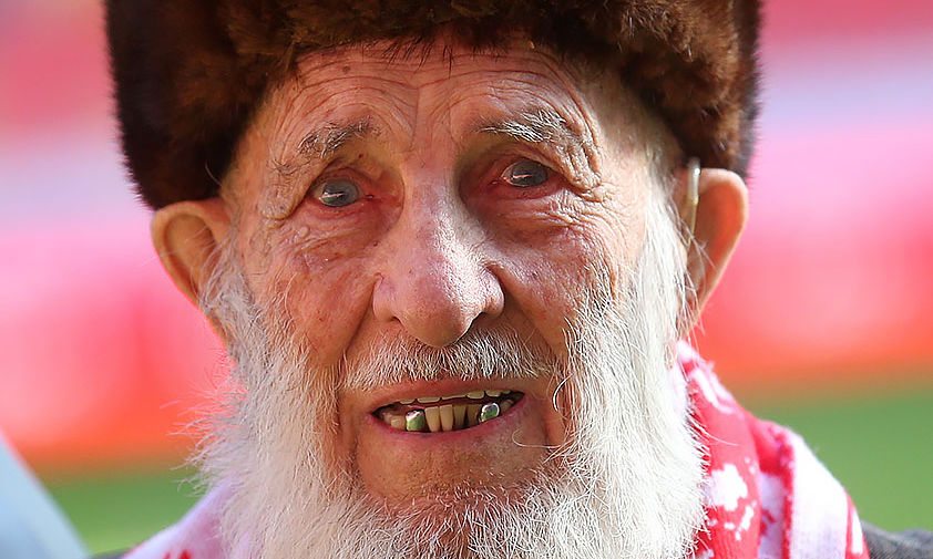 102-летний болельщик московского &laquo;Спартака&raquo;, житель Челябинской области Отто Фишер
