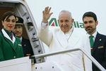 Папа Франциск в аэропорту Рима перед вылетом на Кубу