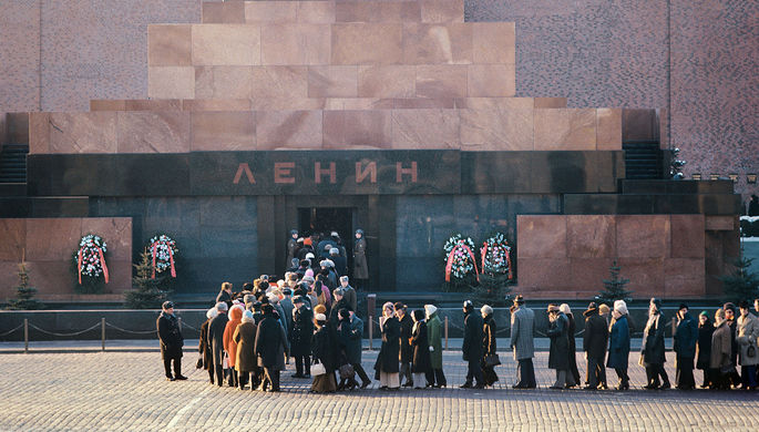 У Мавзолея на Красной площади, 1977 год