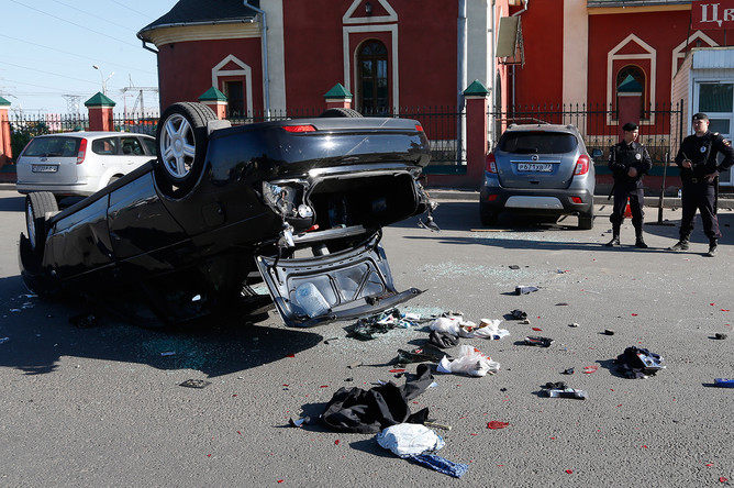 Автомобиль «Лада Приора», сбивший двух человек на Хованском кладбище, где в результате массовой драки со стрельбой погибли люди