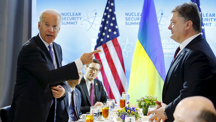 Вице-президент США Джо Байден и президент Украины Петр Порошенко перед двусторонней встречей в рамках саммита по ядерной безопасности в Вашингтоне, март 2016 года
