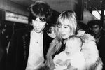 Кит Ричардс и Анита Палленберг со своим сыном в Лондоне, 1973 год
