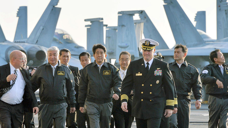 Премьер-министр Японии Синдзо Абэ, министр финансов Таро Асо и министр обороны Гэн Накатани во время посещения американского авианосца USS Ronald Reagan, октябрь 2015 года
