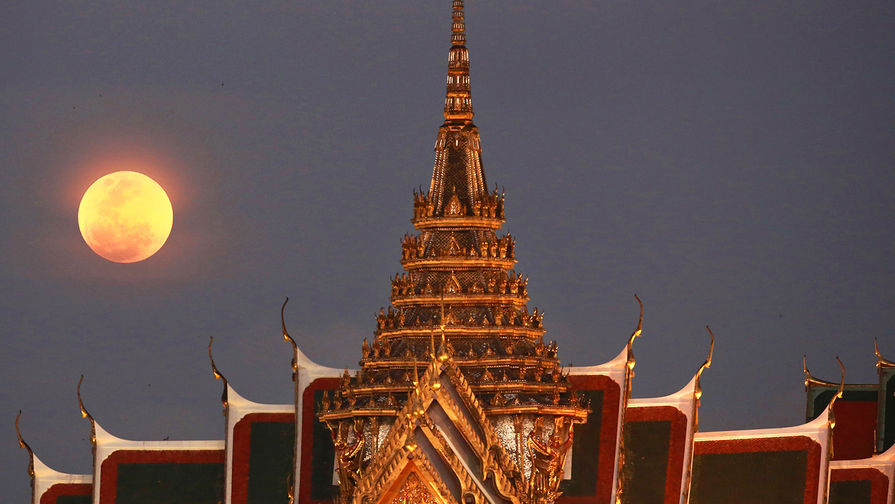 Суперлуние на фоне Большого дворца в Бангкоке, 31 января 2018 года