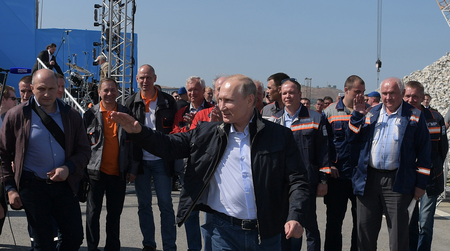 Президент России Владимир Путин за рулем «КамАЗа» после выступления на митинге-концерте во время церемонии открытия моста через Керченский пролив, 15 мая 2018 года