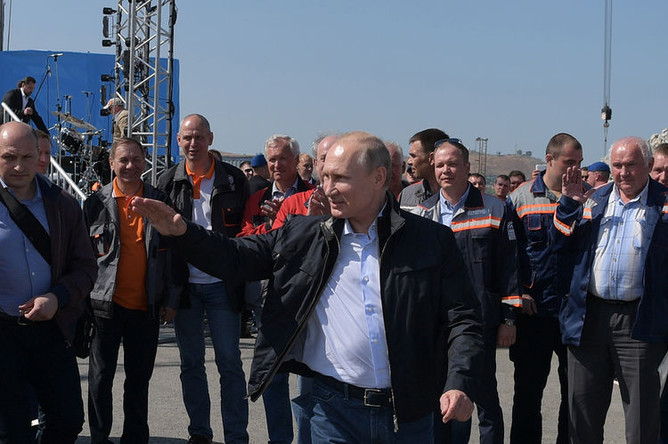 Президент России Владимир Путин за рулем «КамАЗа» после выступления на митинге-концерте во время церемонии открытия моста через Керченский пролив, 15 мая 2018 года