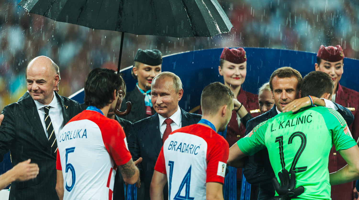 Вручение медалей участникам финальной игры. Слева направо: президент FIFA Джовани Инфантино, президент России Владимир Путин и президент Франции Эммануэль Макрон
