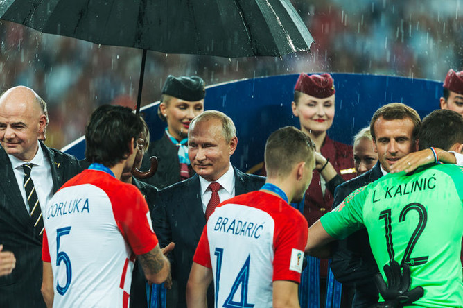 Вручение медалей участникам финальной игры. Слева направо: президент FIFA Джовани Инфантино, президент России Владимир Путин и президент Франции Эммануэль Макрон