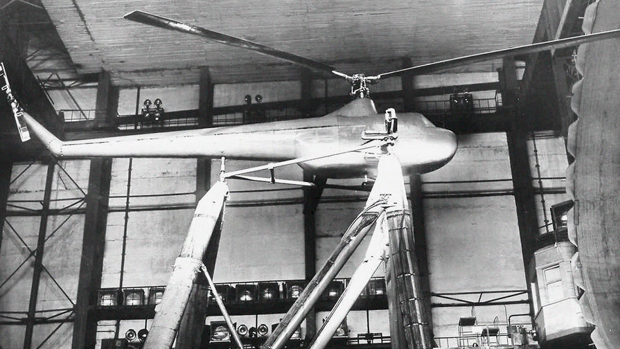 Макет вертолета Ми-1 на натурнои геликоптернои установке в аэродинамическои трубе Т-101 ЦАГИ
