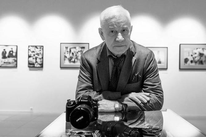 <b>Юрий Абрамочкин (11 декабря 1936 — 5 апреля 2018). </b> Советский и российский фотограф и фотожурналист. Абрамочкин работал с советскими и мировыми лидерами, политиками и знаменитостями. Он снимал Никиту Хрущева, Леонида Брежнева, Михаила Горбачева, Бориса Ельцина, Шарля де Голля, Билла Клинтона, Юрия Гагарина, Рональда Рейгана, Елизавету II и др.