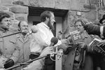 Александр Солженицын с копией «Архипелага ГУЛАГ» в немецком Лангенбройхе, 14 февраля 1974 года
